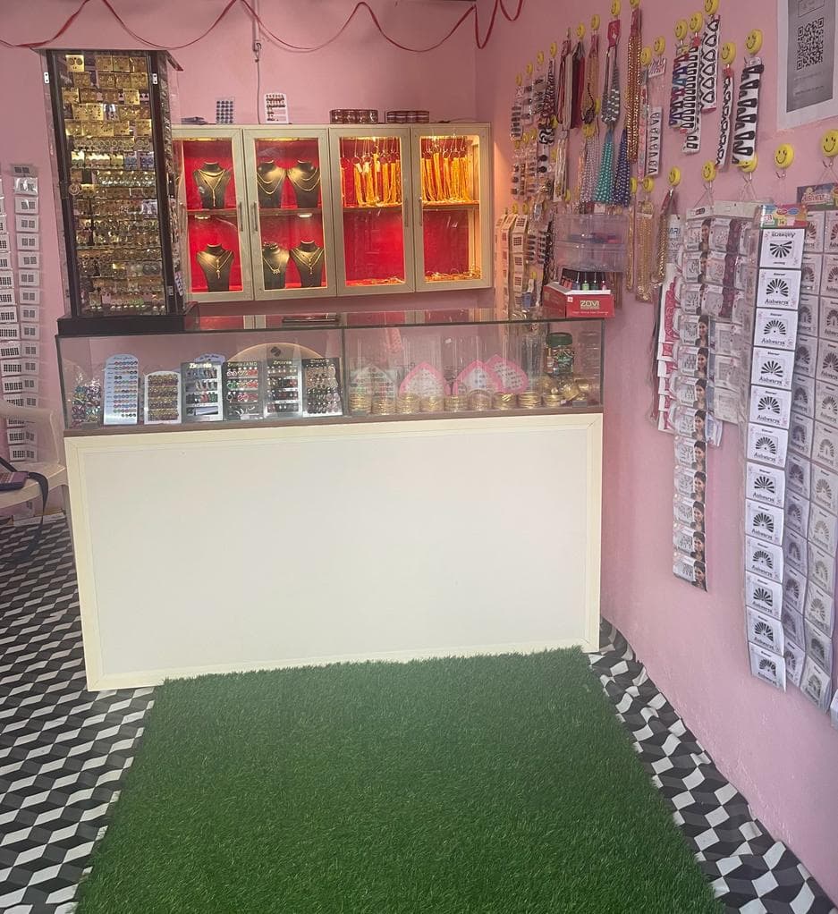 Simi's gold covering and fancy  5