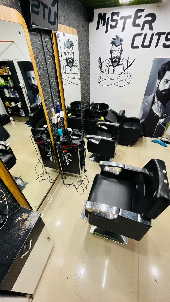 Mister cut gents saloon 2