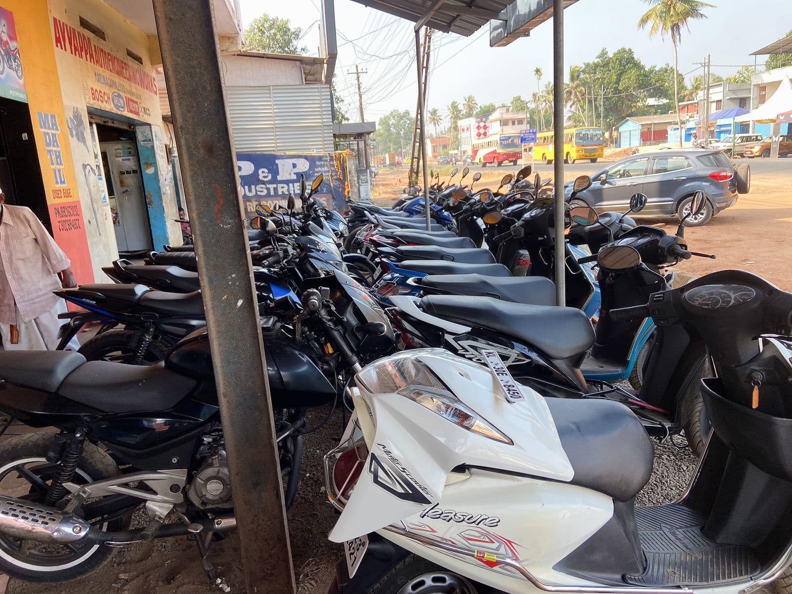 Madathil Used Cars And Bikes Showroom 4