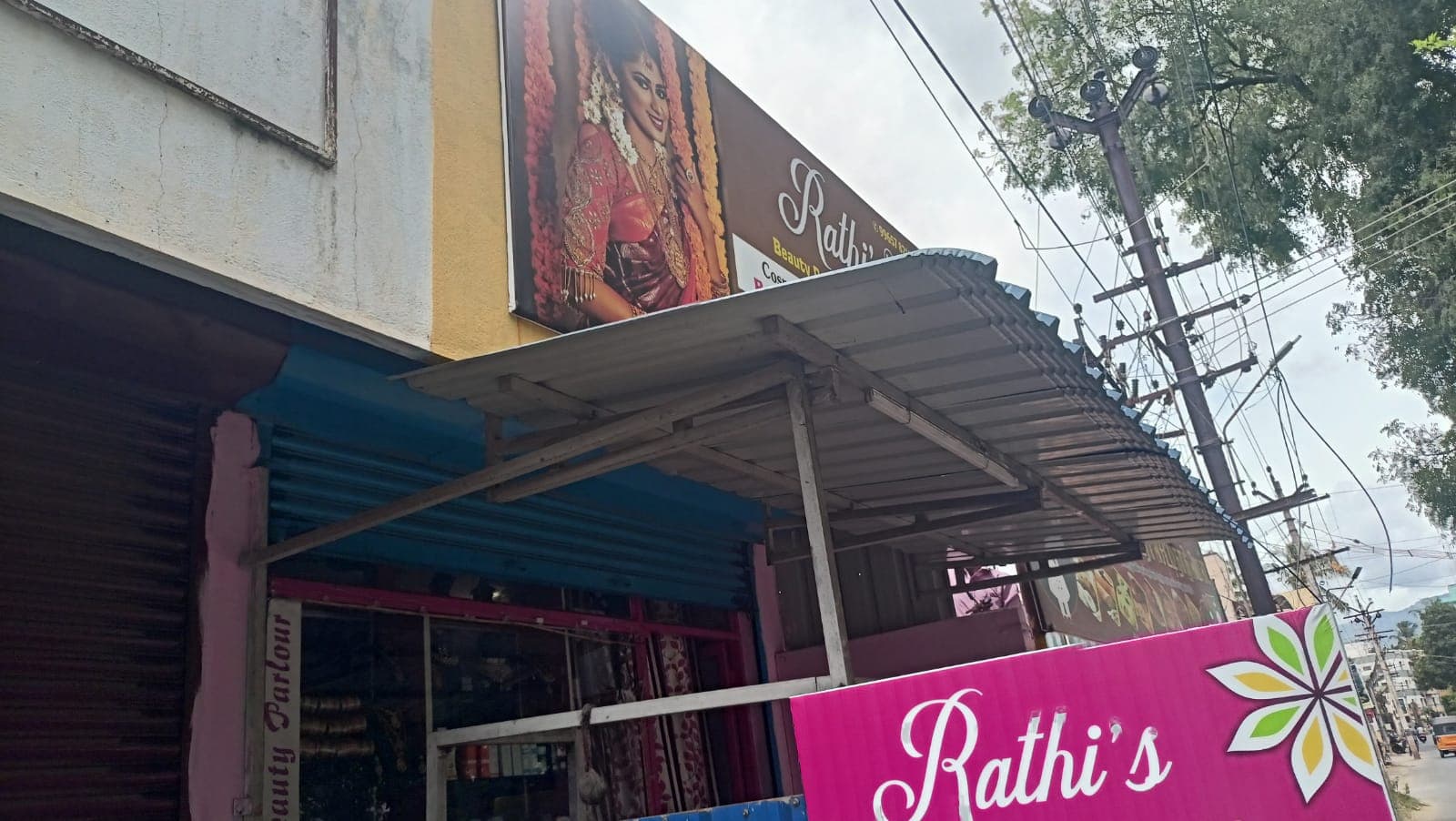 Rathis Beauty Parlour and Bridal studio 4