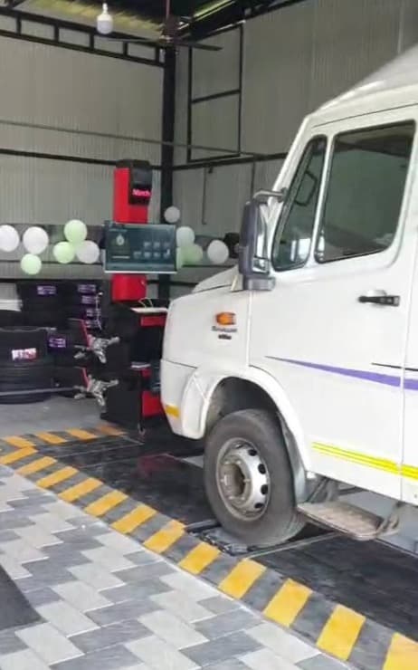 Car Tech Wheel Alignment 5