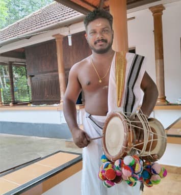 Kshethra kala sopanasangeetham, kalamezhuthum