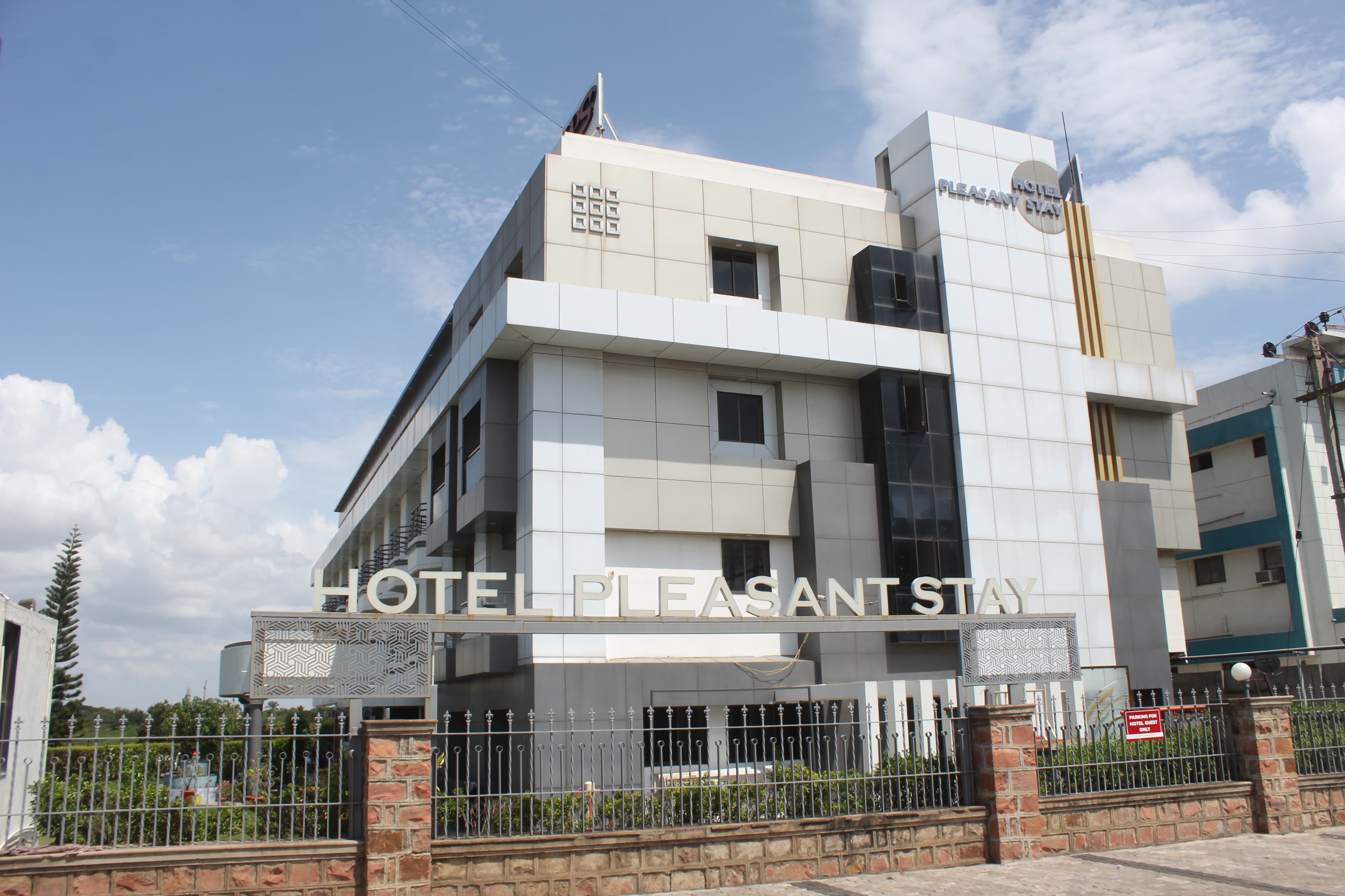 Hotel Pleasant Stay