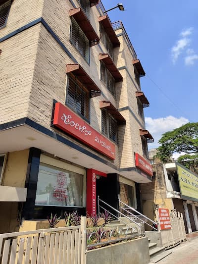 Hotel Mayura Lodge