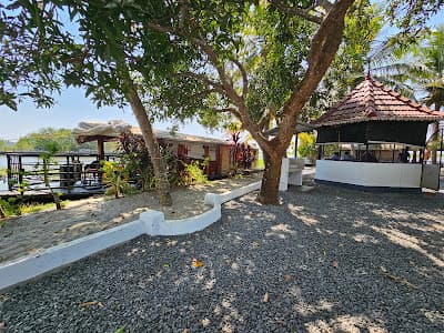 Cruise N' Lake Restaurant